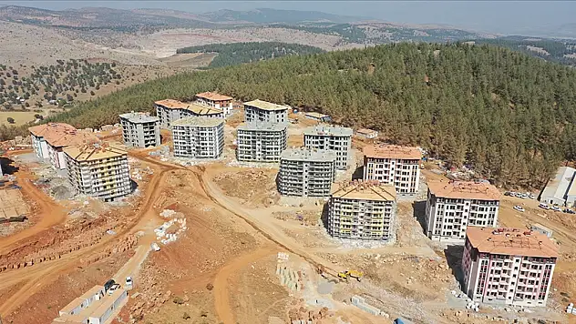 Depremzedelere 41 bin konut ve 4 bin 807 köy evi yıl sonuna kadar teslim edilecek