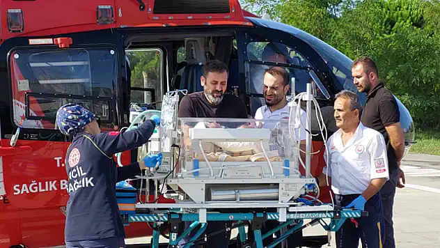 Ambulans helikopter 9 aylık bebek ve 79 yaşındaki yaşlı kadının yardımına yetişti