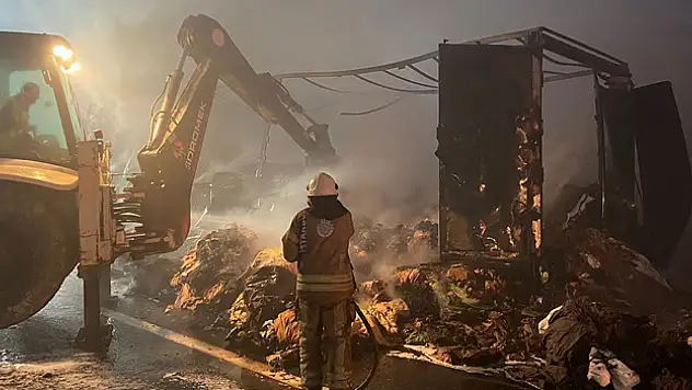 Sarıyer'de kumaş yüklü tır alev alev yandı: Otoyolu duman kapladı