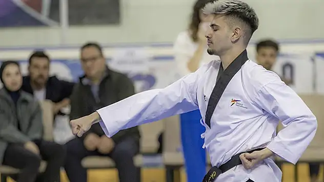 Milli tekvandocu Emir: Babamdan sonra bayrağı hiç indirmeden devralıp ben de dalgalandırdığım için çok mutluyum