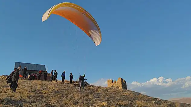 Yüksekova'da yamaç paraşütü etkinliği düzenlendi