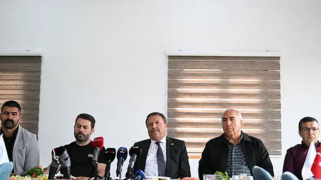 Başpehlivanlar Cumhuriyetin 100. yılında Gazi Yağlı Güreşleri'nde kol bağlayacak