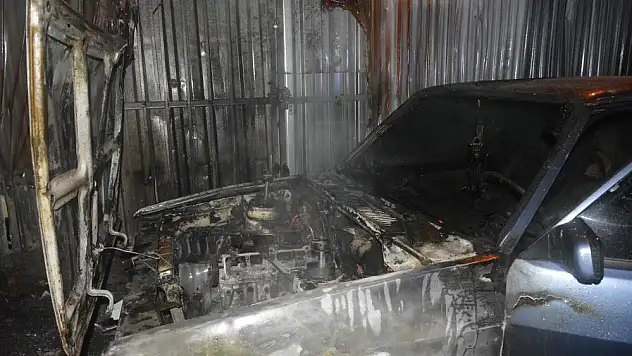 Park halindeki otomobil alevlere teslim oldu