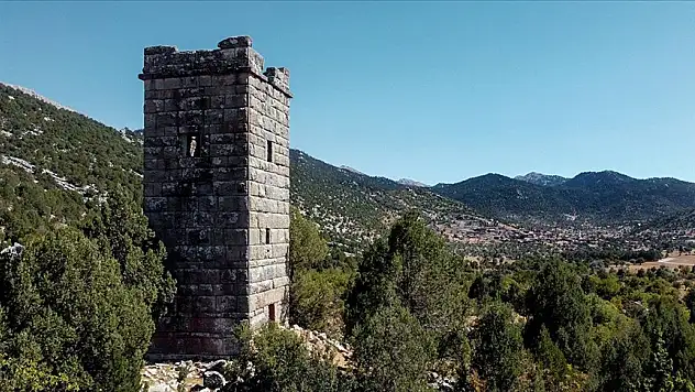 Toros Dağları'ndaki Ceceler Kulesi yıllara meydan okuyor