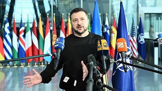 Zelenskiy'den NATO karargahı ziyareti