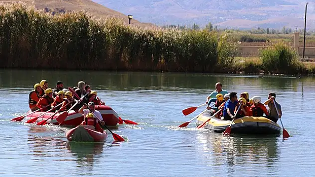 Erzincan'da özel çocuklar rafting heyecanı yaşadı
