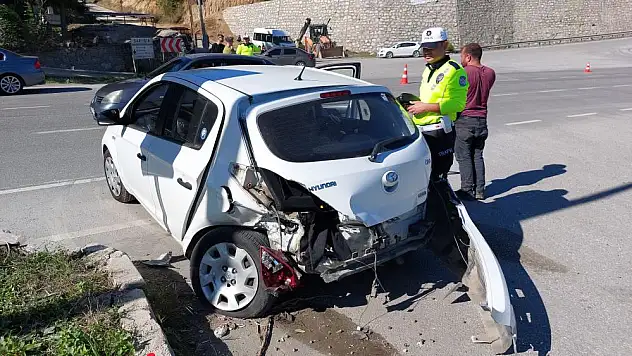 Samsun'da kavşakta iki otomobil çarpıştı