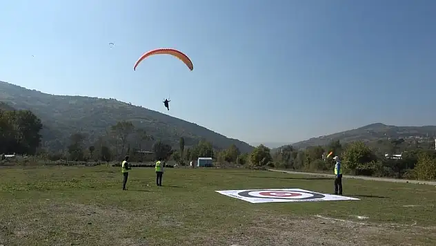 'Yamaç Paraşütü Hedef Yarışması' nefes kesti