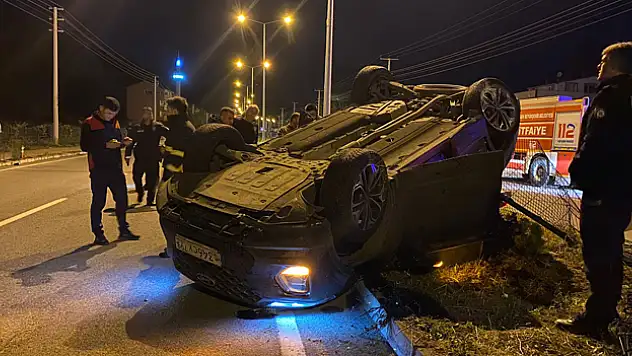 Otomobil Devrildi Üç Kişi Yaralandı