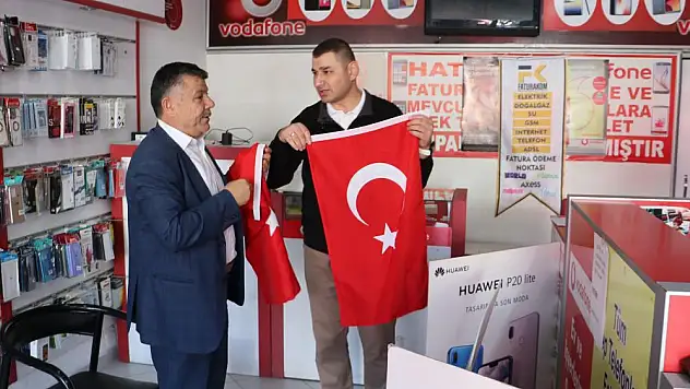 Havza'da vatandaşlara bayrak dağıtıldı