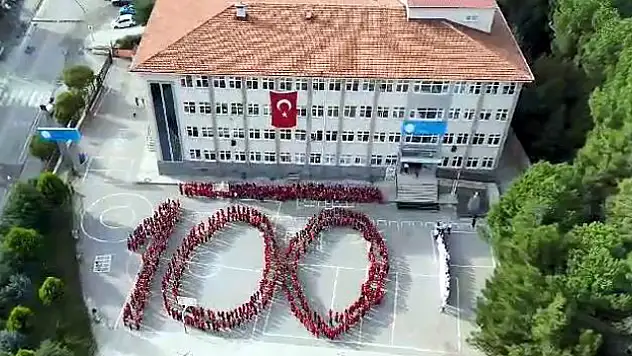 Öğrencilerden 100.yıl Kareografisi