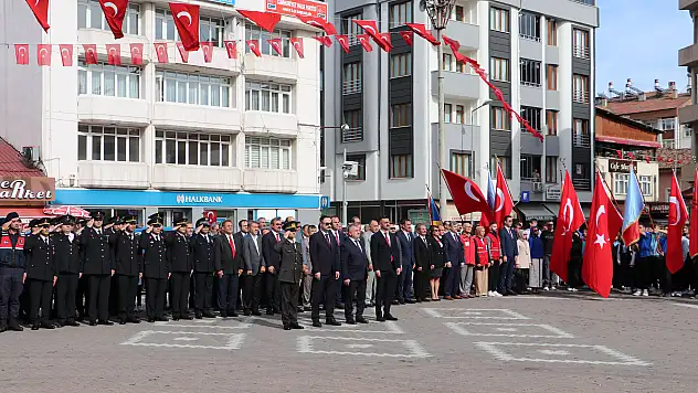 Havza'da Atatürk Anıtı'na çelenk sunuldu