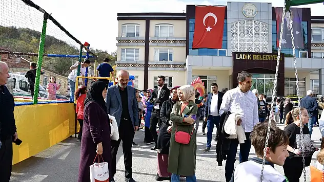 Ladik'te Cumhuriyet Bayramı dolayısıyla çelenk sunma törene düzenlendi