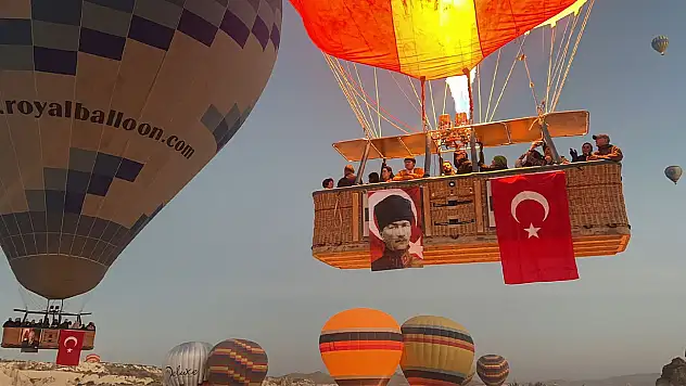 Gökyüzünde 100. yıl coşkusu