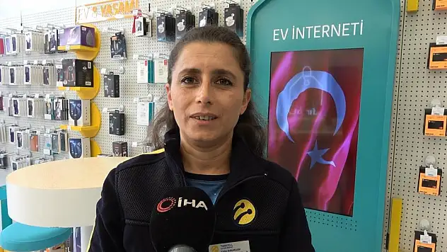 Yere düşen ay yıldızlı balonu kaldırdı