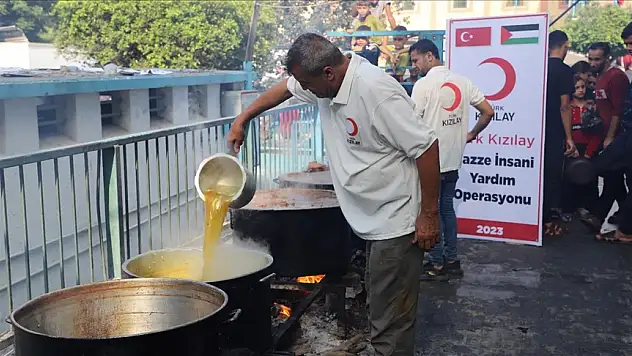 Gazze'de Sıcak Yemek Dağıtımı