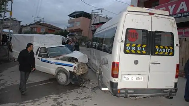 Kamyonet Öğrenci Servisine Çarptı: 4 Yaralı