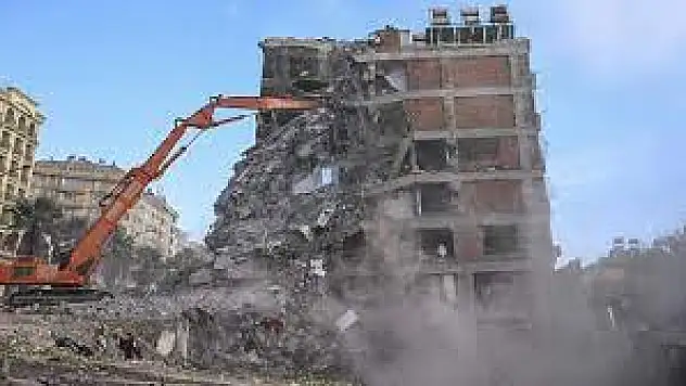 Biri korna ile yıkıldı