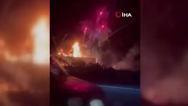 Havai fişek yüklü tır alev aldı
