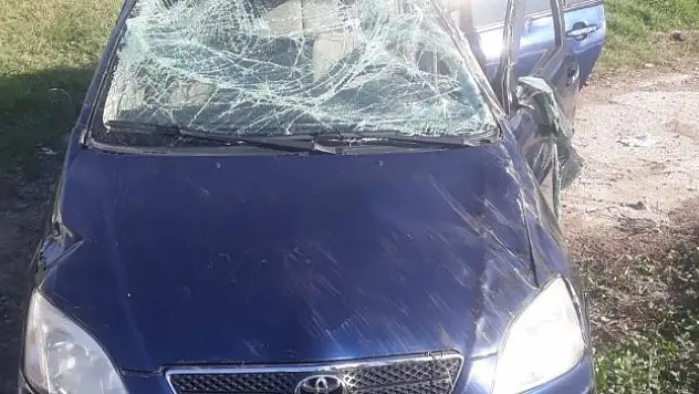 Otomobil kavşakta takla attı