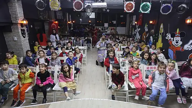 Canik'te minikler tiyatroyla öğrendi
