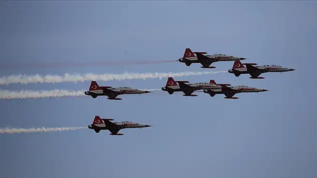 Türk Yıldızları Antalya semalarında gösteri uçuşu yaptı