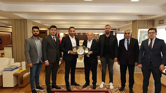 Başkan Sekmen şampiyon boksör Fırat Arslan'ı ağırladı
