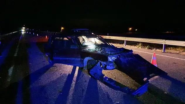 Duran otomobile çarptı: 3 yaralı