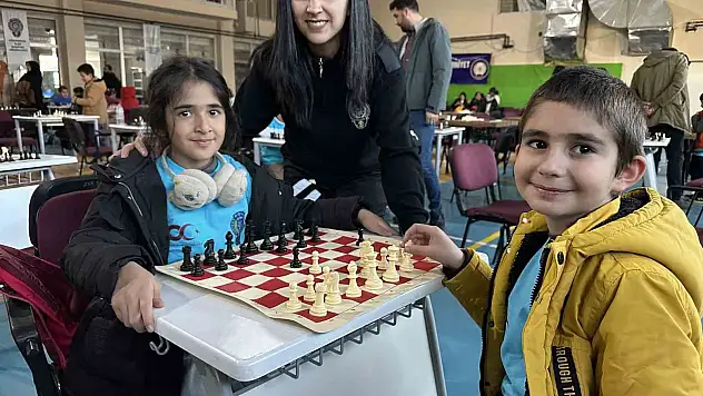 Yüksekova'da 100 öğrenci satranç turnuvasında
