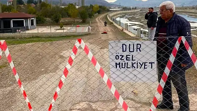 'Tapulu arazimiz' diyerek yolu kapattı