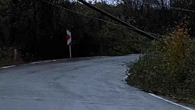 Elektrik direkleri yola yıkıldı
