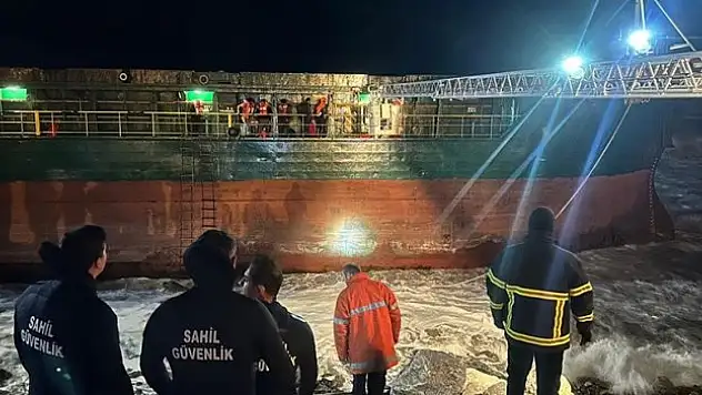 Yük gemisi karaya oturdu
