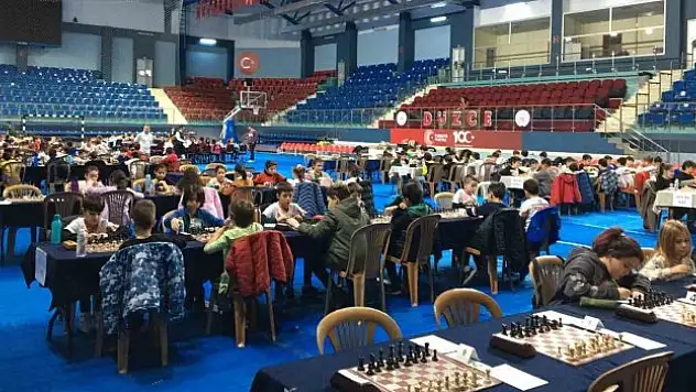 218 sporcu satranç masasına oturdu