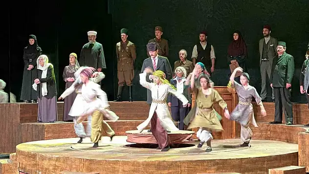 'Cumhuriyete Doğru' tiyatro oyunu Samsun'da