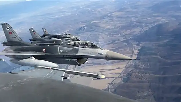 Türk F-16'larının selamlama uçuşu