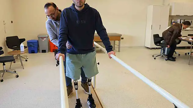 Protez Bacaklarına Kavuştu