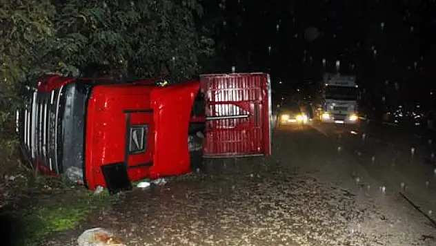 Sağanak Yağış Tır Devirdi: 1 Yaralı