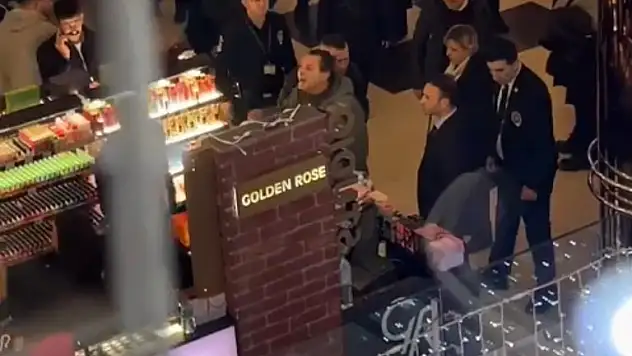 Armağan Çağlayan AVM'de Çalışanlara Bağırdı