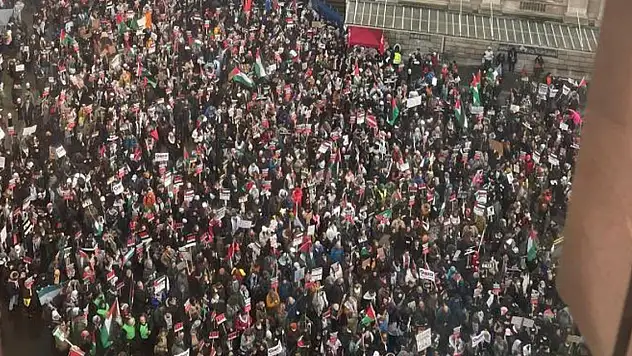 Londra'da on binlerce kişiden Filistin'e destek protestosu