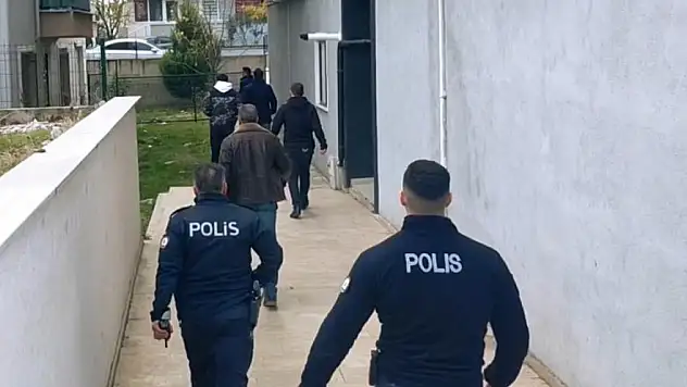 Polisten kaçmaya çalışan 3 şüpheli kıskıvrak yakalandı