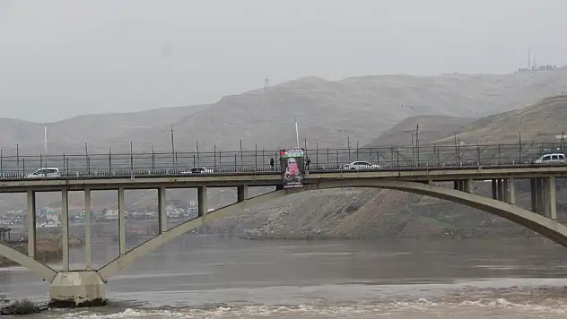 Cizre'de köprüye Ebu Ubeyde'nin posteri asıldı