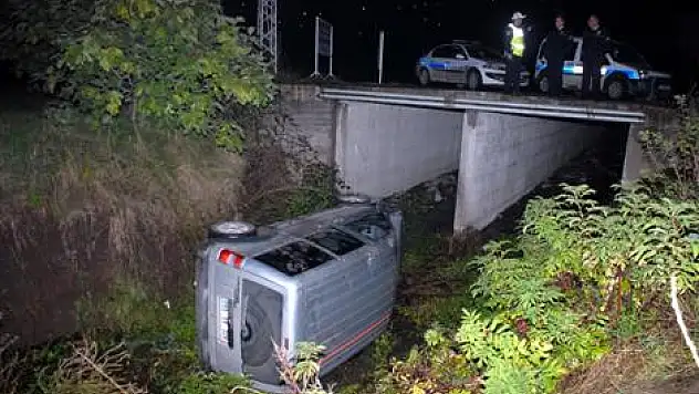 Kamyonet Dereye Yuvarlandı