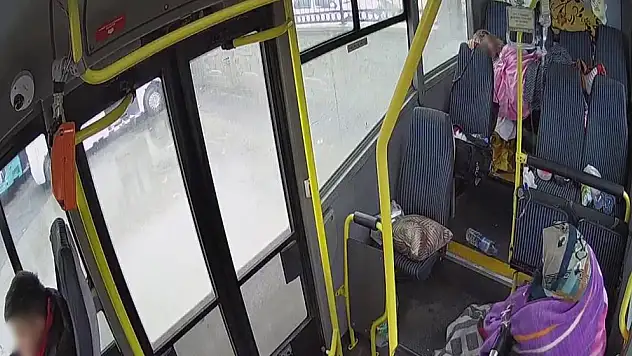 Depreme minibüste yakalandı