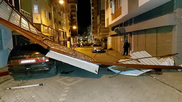 Fırtına çatıları uçurdu, ağaçları devirdi