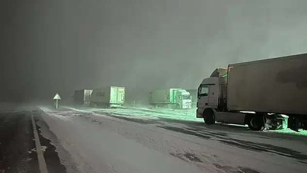 Kar yağışı ulaşımı engelledi