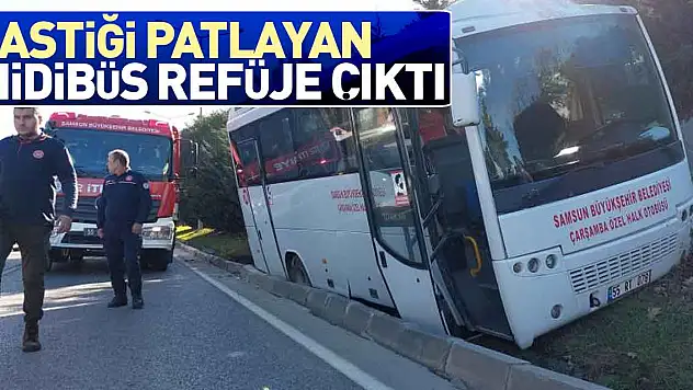 Lastiği patlayan özel halk otobüsü refüje çıktı