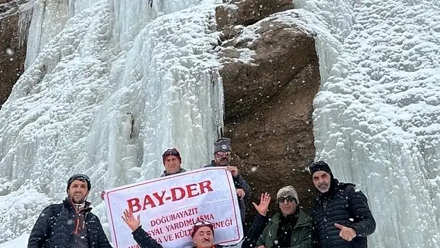 33 metre yükseklikteki şelale dondu