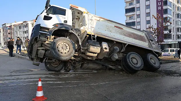 Yol çöktü kamyon çukura düştü