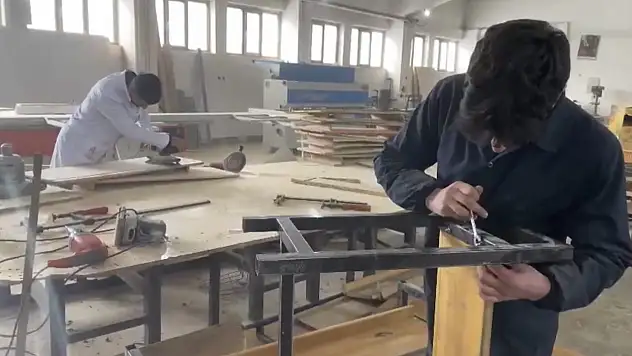 Meslek Lisesi Öğrencileri Köy Okullarına Destek Oluyor