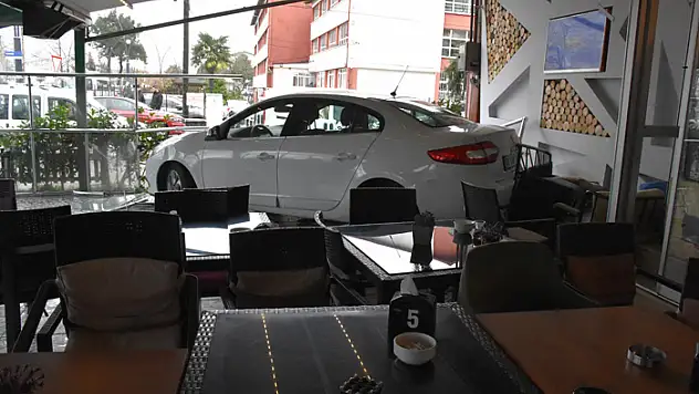 Otomobilin kafeye girdi